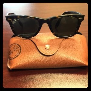 Women’s Wayfarer sunglasses
